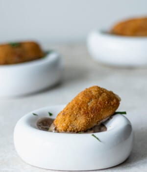 Serranoham kroketje met zwarte knofllokaioli